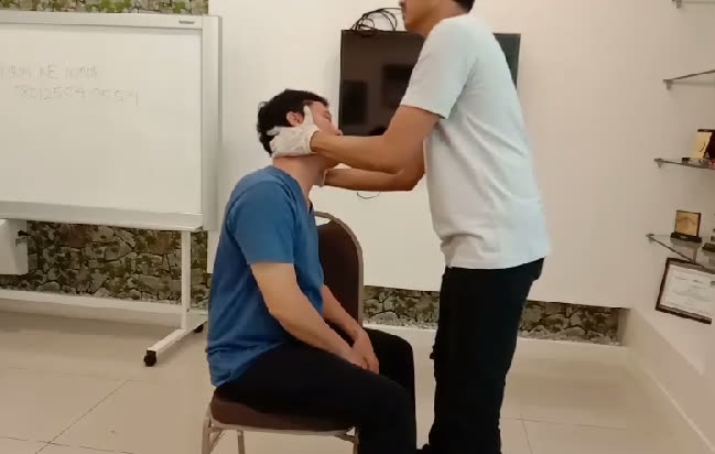 Jaw and neck alignment on a seated client